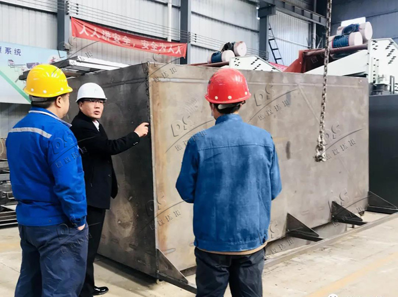 德森領(lǐng)導(dǎo)車間指導(dǎo)生產(chǎn) 德森領(lǐng)導(dǎo)車間指導(dǎo)生產(chǎn)